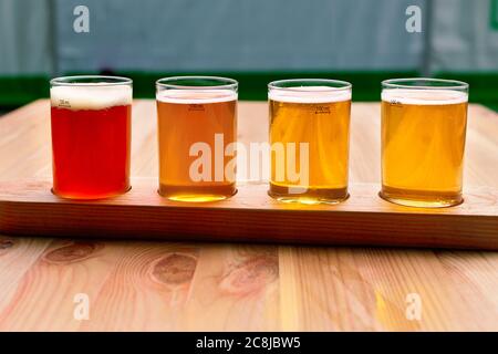Dégustation de bière. Diferent de la bière dans 100 ml glases sur table en bois. Banque D'Images