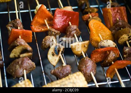 Kebabs d'agneau et de champignons au barbecue Banque D'Images