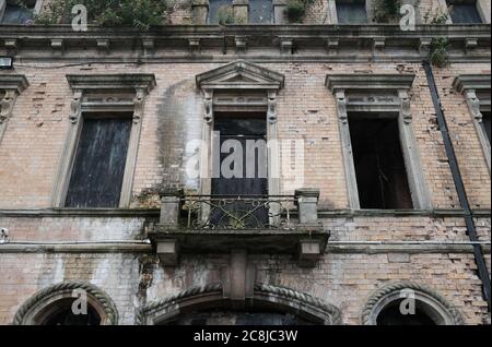 Détail d'un bâtiment victorien abandonné au pays de Galles Banque D'Images