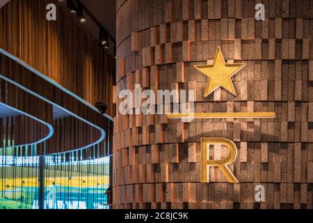 BANGKOK, THAÏLANDE - JUIN 2020 : logo Starbucks avec icône R and Star et boutique de marque le 14 juin 2020 à bangkok, Thaïlande. Iconcierge et Takashimay Banque D'Images