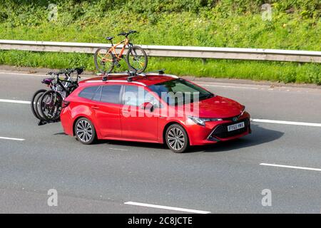 2019 Toyota Corolla Design VVT-i HEV portant des bicyclettes; véhicules de circulation routière, voitures de conduite, véhicule rouge sur les routes britanniques, moteurs, conduite sur le réseau autoroutier M6, Royaume-Uni Banque D'Images