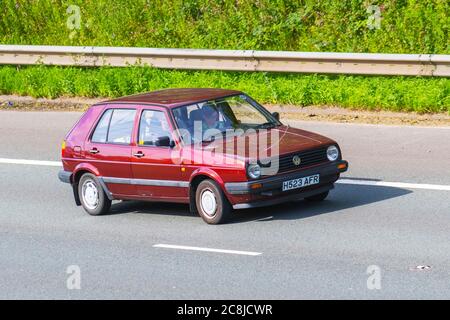 Années 1991 90 années 1990 rouge VW Volkswagen Golf ; véhicules de déplacement de trafic automobile, voitures conduisant le véhicule sur les routes britanniques, moteurs, motorisation sur le réseau autoroutier M6. Banque D'Images