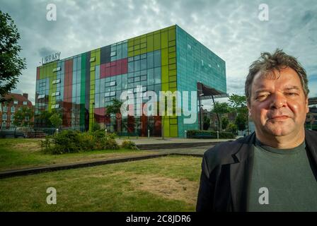 Portrait de l'architecte will Alsop devant la bibliothèque Peckham dans le sud de Londres Banque D'Images