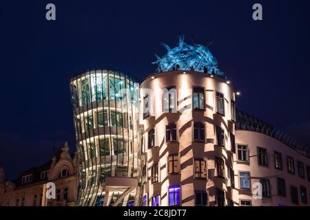 Prague, République Tchèque - juillet 10 2020: La terrasse du toit de la maison de danse détail illuminé la nuit, appelé Tancici Dum en tchèque à Prague, conçu par V Banque D'Images