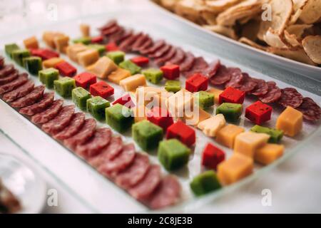 Apéritif avec saucisse et fromage pour une table à bière. Banque D'Images