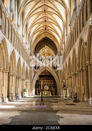 Intérieur de la cathédrale de Wells et le célèbre contrefort en ciseau sans ragoûts grâce à Covid 19 Banque D'Images