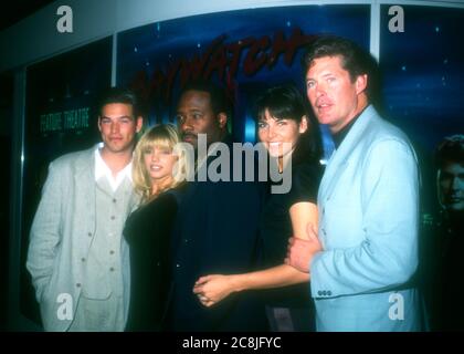 Las Vegas, Nevada, Etats-Unis 23 janvier 1996 acteur Eddie Cibrian, actrice Donna d'Errico, acteur Gregory Alan Williams, actrice Angie Harmon et acteur David Hasselhoff participent à la convention VSDA le 23 janvier 1996 en tant que centre de congrès de Las Vegas à Las Vegas, Nevada, Etats-Unis. Photo par Barry King/Alay stock photo Banque D'Images