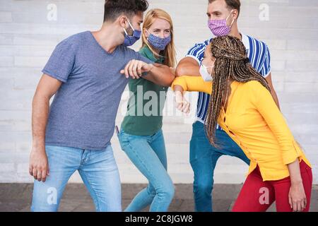 Les jeunes amis se mettent à se courbonnement au lieu de saluer avec un câlin - éviter la propagation du coronavirus, la distance sociale et le concept d'amitié - principal Banque D'Images