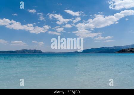 Le lac Great Salda est populaire avec de l'eau propre et du sable blanc, Burdur, Turquie Banque D'Images