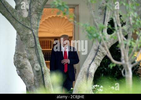 Le président américain Donald J. Trump quitte le bureau ovale de la Maison Blanche avant d'embarquer à bord de Marine One à Washington, DC, États-Unis, le vendredi 24 juillet 2020. Trump a annoncé aujourd'hui de nouvelles politiques visant à abaisser le prix des médicaments d'ordonnance dans le cadre de Medicare en les reliant aux taux payés dans d'autres pays et en permettant aux Américains d'acheter des médicaments d'ordonnance importés du Canada. Crédit: Stefani Reynolds/Pool via CNP/MediaPunch Banque D'Images