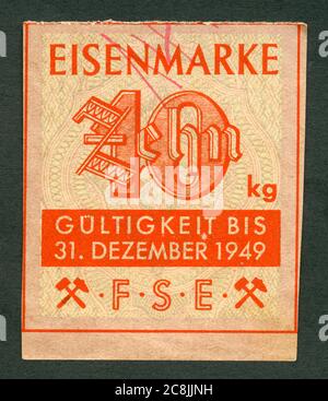 Europa, Allemagne, 2. Weltkrieg, Nachkriegszeit, Bezugskarte für 10 kg Eisen , sogenannte Eisenmarke, gültig bis Dezember 1949 , Größe 5 cm x 5,5 cm , Rechte werden nicht vertreten . / Europe, Allemagne, Seconde Guerre mondiale, période d'après-guerre, carte de ration pour dix kilogrammes de fer, ce que l'on appelle carte de ration de fer, être valable jusqu'au 1949 décembre , taille 5 cm x 5,5 cm , il n'y a pas de droits . Banque D'Images