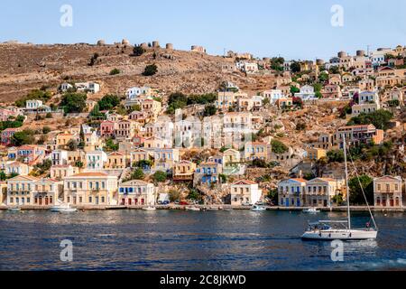 Vue de Symi depuis le haut. Symi est une petite île du Dodécanèse, en Grèce, qui étonne les visiteurs avec l'atmosphère calme et son architecture fabuleuse. Banque D'Images