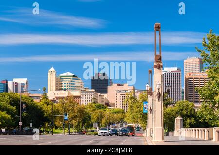 Adélaïde, Australie - 23 février 2020 : rue King William avec voitures et la ville en arrière-plan, vue depuis les jardins de Pennington, par une journée bien remplie Banque D'Images