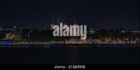 LONDRES, ROYAUME-UNI - 08 novembre 2019 : London Skyline et Tower Bridge la nuit Banque D'Images