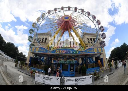 Munich, Allemagne. 25 juillet 2020. Une grande roue se trouve sur la Königsplatz, dans la capitale bavaroise, en face du Propyläen. Depuis l'annulation de la Wiesn, les manèges sont répartis dans toute Munich sous la devise « Summer in the City ». Ainsi, au moins une certaine somme d'argent devrait venir dans les caisses des showmen. Credit: Felix Hörhager/dpa/Alay Live News Banque D'Images