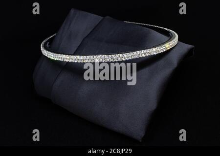 Blanc or diamants gemstone cheveux bande tiara sur fond noir Banque D'Images