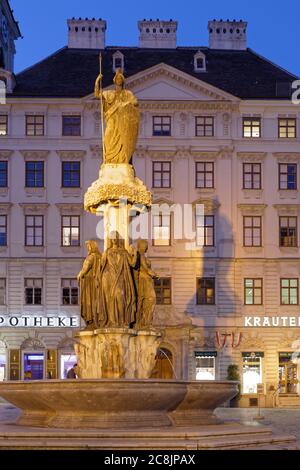 Vue nocturne sur la fontaine « Autriche », Austriabronnen, sur la place Freyung à Vienne, Autriche. La fontaine a été construite en 1846-1848 Banque D'Images
