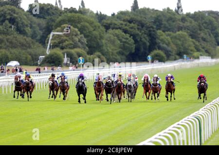 Les clients sont venus en tête du Jockey Daniel Tudhope (au centre) pour gagner le prix du meilleur handicap garanti Sky Bet au York Racecourse. Banque D'Images