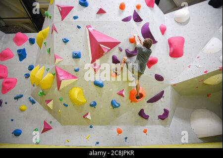 Les grimpeurs du Castle Climning Center, près de Finsbury Park dans le nord de Londres, comme salles de gymnastique intérieures, piscines et installations sportives peuvent rouvrir dans le cadre de la dernière détente des mesures de blocage du coronavirus en Angleterre. Banque D'Images