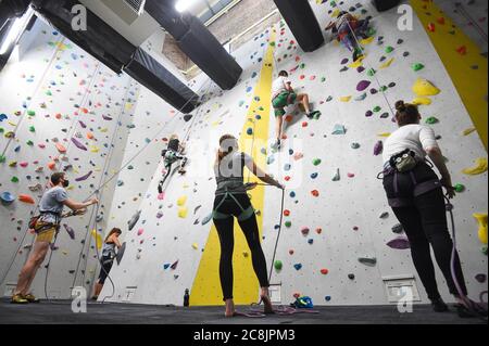 Les grimpeurs du Castle Climning Center, près de Finsbury Park dans le nord de Londres, comme salles de gymnastique intérieures, piscines et installations sportives peuvent rouvrir dans le cadre de la dernière détente des mesures de blocage du coronavirus en Angleterre. Banque D'Images