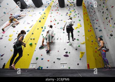 Les grimpeurs du Castle Climning Center, près de Finsbury Park dans le nord de Londres, comme salles de gymnastique intérieures, piscines et installations sportives peuvent rouvrir dans le cadre de la dernière détente des mesures de blocage du coronavirus en Angleterre. Banque D'Images