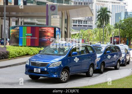 KUALA LUMPUR, MALAISIE - 20 FÉVRIER 2017 : taxis devant le centre commercial Suria KLCC Banque D'Images