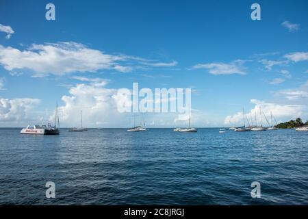 Christiansted, Sainte-Croix, VI-octobre 19,2019 : catamaran à grandes barbes et autres navires dans le port de Christiansted à Sainte-Croix, dans l'USVI Banque D'Images