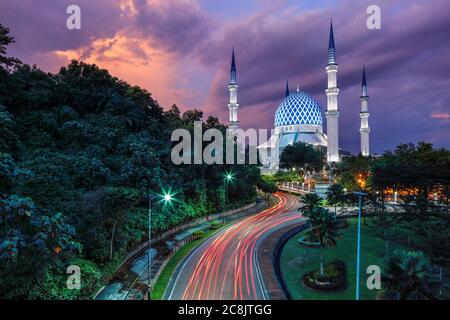 La Mosquée bleue de Shah Alam au crépuscule, Malaisie. Banque D'Images