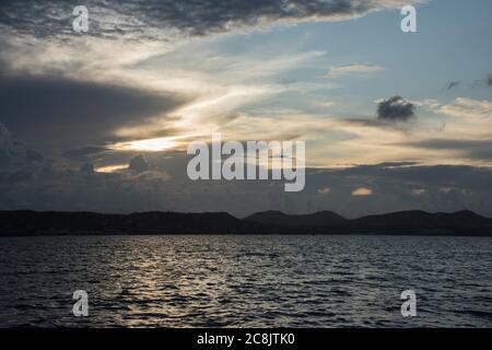 Rivage de l'île vallonnés avec eaux de la mer des Caraïbes pendant le coucher du soleil sur Sainte-Croix dans l'USVI Banque D'Images