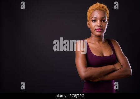 Jeune belle femme africaine sur fond noir Banque D'Images