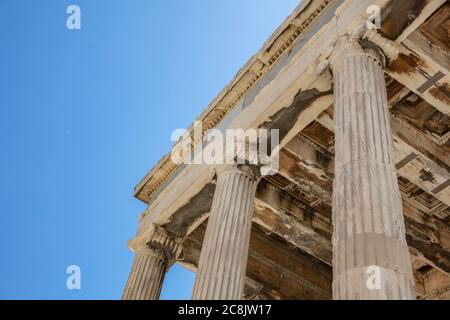 Athènes Acropole, site touristique de la Grèce. Temple d'Athéna, Erechtheum ruines grecques anciennes, ciel bleu au printemps jour ensoleillé. Banque D'Images