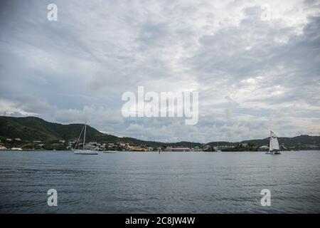 Christiansted, Sainte-Croix, VI-octobre 19,2019 : navires nautiques dans le port de Christiansted avec architecture de bord de mer à Sainte-Croix dans l'USVI Banque D'Images