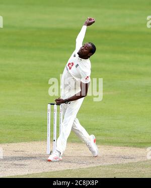 Jofra Archer, équipe d'Angleterre, s'est mise à l'eau pendant la deuxième journée du troisième test à Emirates Old Trafford, Manchester. Banque D'Images