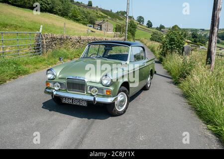 1964 Sunbeam Rapier MkIV a garé omn une voie de campagne au soleil au-dessus de Holmfirth, West Yorkshire, Angleterre Banque D'Images