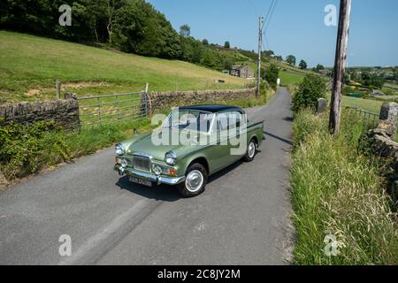 1964 Sunbeam Rapier MkIV a garé omn une voie de campagne au soleil au-dessus de Holmfirth, West Yorkshire, Angleterre Banque D'Images