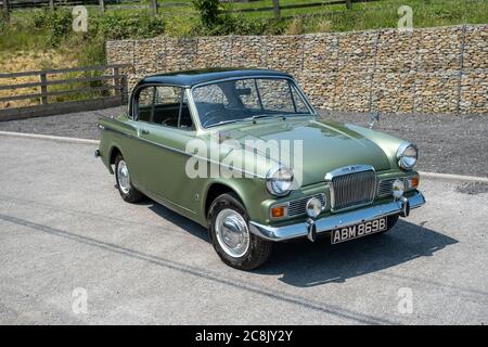 1964 Sunbeam Rapier MkIV garé au soleil Banque D'Images