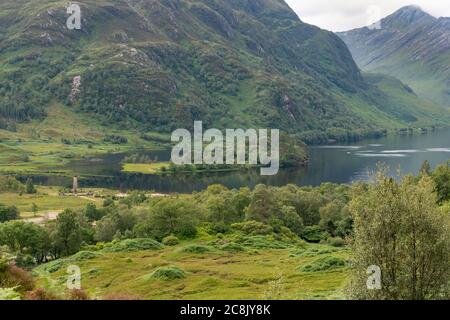 LE MONUMENT DE GLENFINNAN LOCHABER SCOTLAND ET UNE VUE SUR LE LOCH SHIEL DEPUIS UNE COLLINE AU-DESSUS DU LOCH Banque D'Images