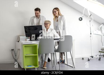Équipe de médecins professionnels travaillant ensemble et ayant une conversation dans le bureau de l'hôpital Banque D'Images