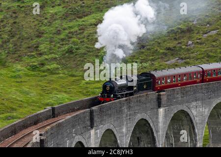 TRAIN À VAPEUR JACOBITE WEST HIGHLAND LINE SCOTLAND EN ÉTÉ LE TRAIN AVEC FUMÉE BLANCHE DE L'ENTONNOIR TRAVERSANT LE VIADUC DE GLENFINNAN Banque D'Images