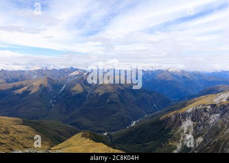 Vue sur le col Haast depuis le sommet du mont Armstrong sur la piste Brewster, en regardant au-dessus du parc national de Mount Aspiring, South Island, New Zealan Banque D'Images