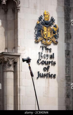 Appareil photo reflex numérique Canon, sur un énorme pôle, devant les tribunaux royaux de justice lors du procès en diffamation de Johnny Depp contre les éditeurs du Soleil NGN. Londres, Royaume-Uni Banque D'Images