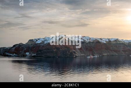 Île et village d'Oya vue de la mer. Santorin, Grèce Banque D'Images