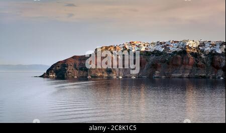 Île et village d'Oya vue de la mer. Santorin, Grèce Banque D'Images