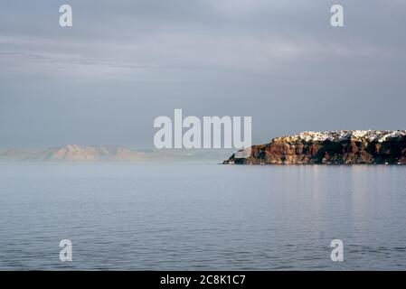 Île et village d'Oya vue de la mer. Santorin, Grèce Banque D'Images