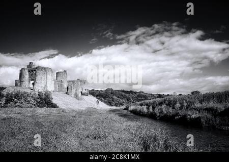 Château de Kidwelly Carmarthenshire pays de Galles, Royaume-Uni, au bord de la rivière Gwendraeth est une ancienne ruine architecturale d'un fort médiéval du XIIIe siècle et d'une terre populaire Banque D'Images