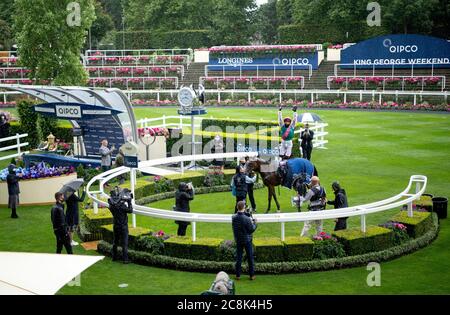 Le Jockey Frankie Dettori quitte Enable pour célébrer la victoire des enjeux du Roi George VI et de la Reine Elizabeth QIPCO à l'hippodrome d'Ascot. Banque D'Images