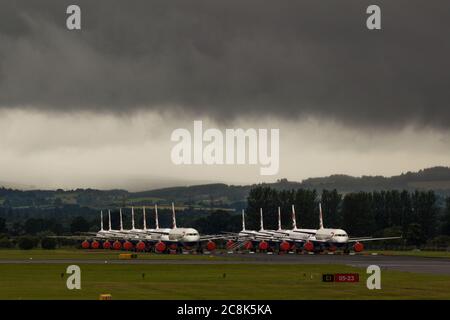 Glasgow, Écosse, Royaume-Uni. 23 juillet 2020. Photo : sous un nuage sombre menaçant, les Airbus A319/A320/A321 de British Airways (BA) sont installés sur la deuxième piste de l'aéroport de Glasgow en attendant leur sort de vente ou de stockage. Depuis mars, ces avions sont inactifs sur le tarmac des aéroports, doe à la crise mondiale du coronavirus (COVID19). British Airways a réduit ses effectifs de près de 12,000 personnes et a jusqu'à présent retiré toute sa flotte Boeing 747 pour réduire ses coûts d'exploitation. Crédit : Colin Fisher/Alay Live News. Banque D'Images