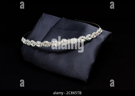 Blanc argent diamants gemstone cheveux bande tiara sur fond noir. Concept isolé d'affichage en gros plan des bijoux Banque D'Images