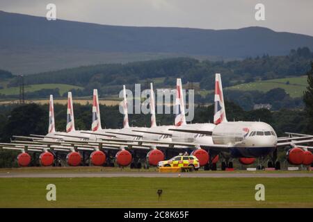 Glasgow, Écosse, Royaume-Uni. 23 juillet 2020. Photo : un avion Airbus A319/A320/A321, un Airbus A321, mis au sol par British Airways (BA), est installé sur la deuxième piste de l'aéroport de Glasgow en attendant leur sort de vente ou de mise en stock. Depuis mars, ces avions sont inactifs sur le tarmac des aéroports, doe à la crise mondiale du coronavirus (COVID19). British Airways a réduit ses effectifs de près de 12,000 personnes et a jusqu'à présent retiré toute sa flotte Boeing 747 pour réduire ses coûts d'exploitation. Crédit : Colin Fisher/Alay Live News. Banque D'Images