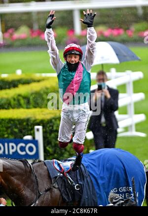 Le Jockey Frankie Dettori quitte Enable pour célébrer la victoire des enjeux du Roi George VI et de la Reine Elizabeth QIPCO à l'hippodrome d'Ascot. Banque D'Images